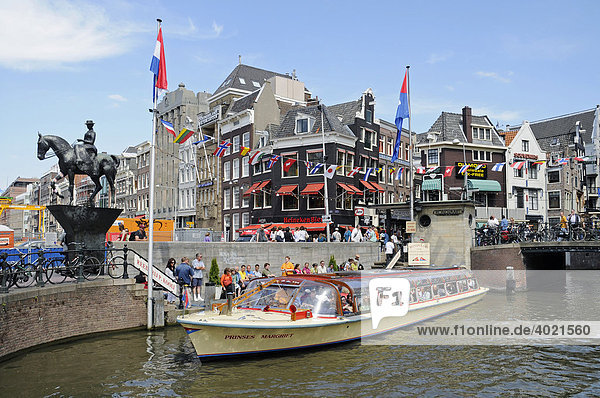 Reiterdenkmal  Königin Wilhelmina  Bootsanlegestelle  Stadtrundfahrt  Gracht  Boote  Amsterdam  Holland  Niederlande  Europa