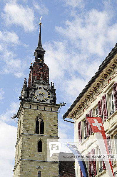 Kirchturm  Stadtkirche  Hausfassade  Flaggen  Zofingen  Aargau  Schweiz  Europa