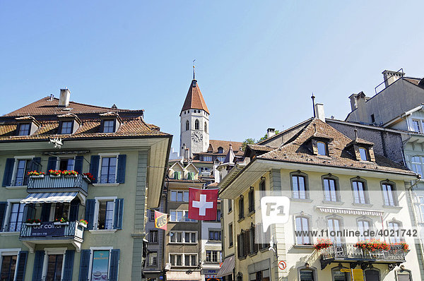 Schloss Thun  Hausfassaden  Schweizer Flagge  Altstadt  Thun  Kanton Bern  Schweiz  Europa Kanton Bern