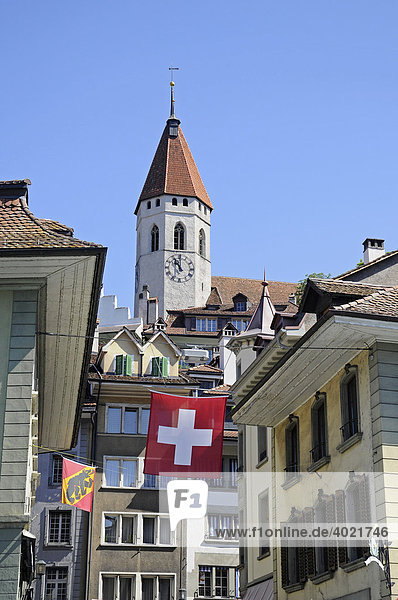 Schloss Thun  Hausfassaden  Schweizer Flagge  Altstadt  Thun  Kanton Bern  Schweiz  Europa Kanton Bern