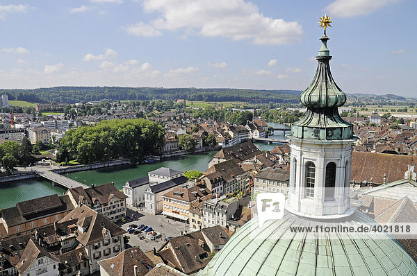 Stadtübersicht  Fluss Aare  Altstadt  Kirchturm  St Ursen  Kathedrale  Solothurn  Schweiz  Europa