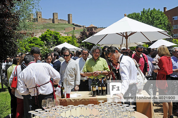 Kellner  Menschen  Getränke  Gastronomie  Fiesta  Fest  Volksfest  Geselligkeit  Dorfplatz  Castillo Alcazar  Molina de Aragon  Kastilien La Mancha  Spanien  Europa
