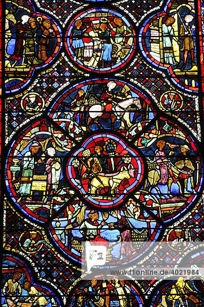 Bunte Glasfenster  Kirchenfenster  Darstellung von Alltagssituationen aus dem Mittelalter  Kathedrale Saint Etienne  Bourges  Centre  Frankreich  Europa