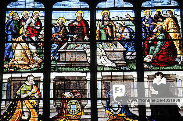Bunte Glasfenster  Kirchenfenster  Darstellung von Alltagssituationen aus dem Mittelalter  Kathedrale Saint Etienne  Bourges  Centre  Frankreich  Europa