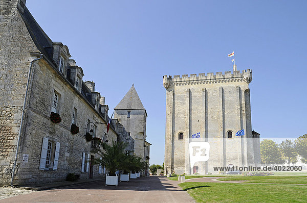 Rathaus  Wachturm  Touristeninformation  Pons  Saintes  Poitou Charentes  Frankreich  Europa