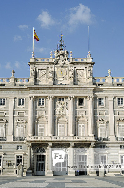 Eingang  Fahne  Fassade  Thronsaal  Palacio Real  Königspalast  Plaza de Armas  Madrid  Spanien  Europa