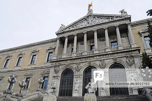 Denkmal  Eingang  Fassade  Biblioteca Nacional  Nationalbibliothek  Madrid  Spanien  Europa