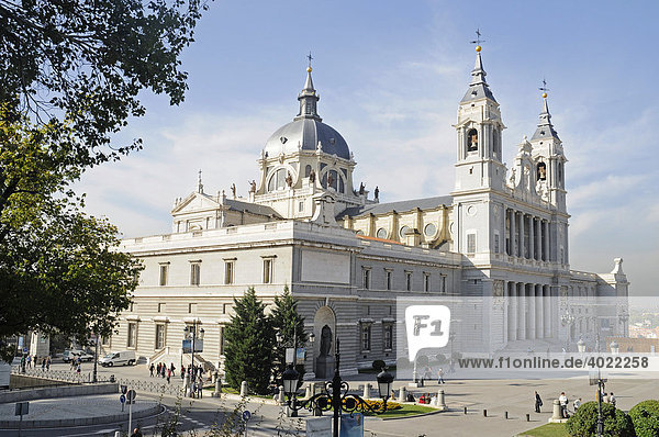 Kathedrale  Catedral de Nuestra Senora de la Almudena  Madrid  Spanien  Europa