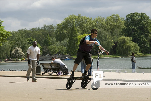 Alternativer Fun Sport  Mann auf Trikke Fahrrad  Hyde Park  London  England  Europa