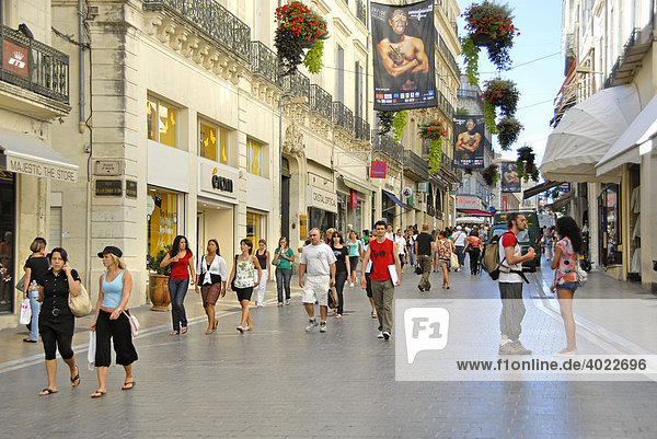 Fußgängerzone  Geschäfte  Personen  Altstadt  Montpellier  Languedoc-Roussillon  Frankreich  Europa