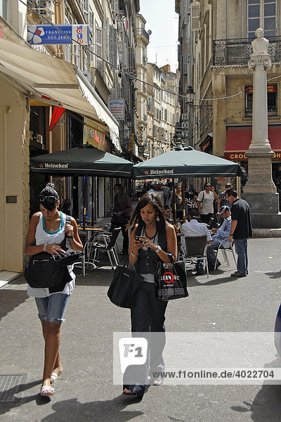 Zwei junge Frauen  Lokal  Straßenszene  Altstadt  Marseillle  Bouches-du-RhÙne  Provence-Alpes-CÙte d'Azur  Frankreich  Europa