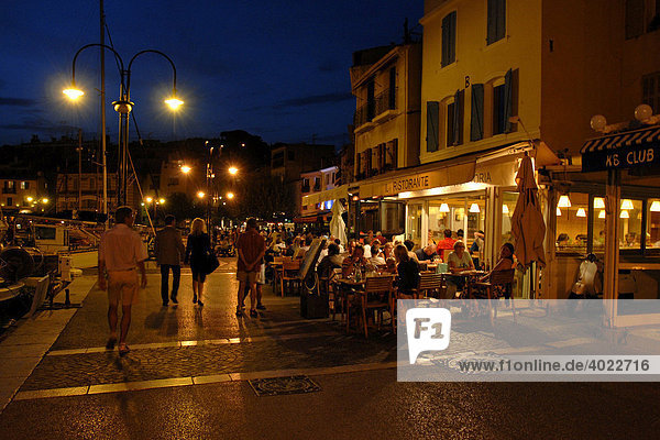 Restaurants  tourists  evening  harbour  Cassis  Bouches du RhÙne  Provence Alpes CÙte díAzur  France  Europe