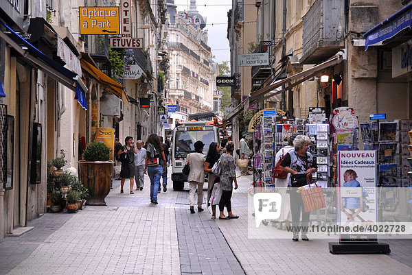 Personen in Gasse  Geschäfte  Altstadt  Montpellier  HÈrault  Languedoc Roussillon  Frankreich  Europa
