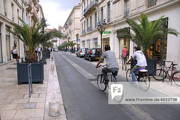 Cyclists  Old Town of NÓmes  Nimes  Gard  Languedoc-Roussillon  France  Europe