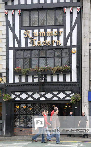 Pub  Rummer Tavern  Personen  Cardiff  Wales  Großbritannien  Europa
