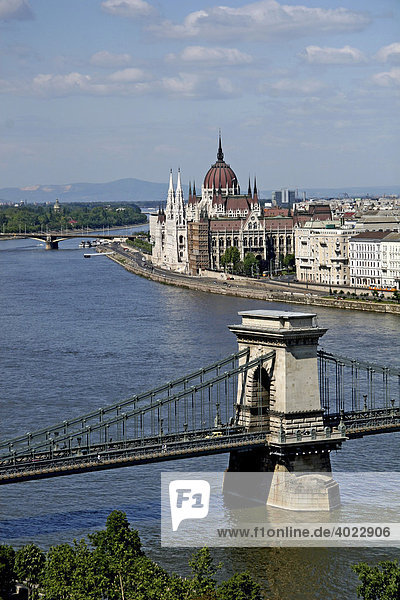 Parlamentsgebäude mit Kettenbrücke  Budapest  Ungarn  Europa