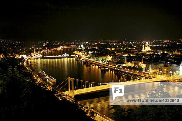 Panorama Elisabethbrücke und Kettenbrücke  Nachtaufnahme vom Gellértberg  Budapest  Ungarn  Europa