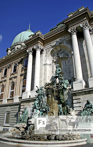 Matthiasbrunnen vor Burgpalast mit Kuppel  Budapest  Ungarn  Europa