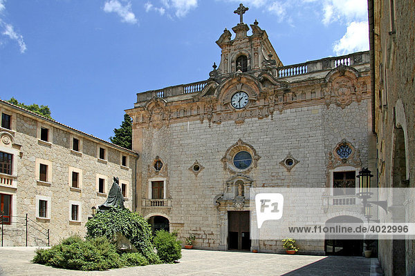 Denkmal von Bischof Pere-Joan Campins  Innenhof Kloster Lluc  Santuari de Lluc  Wallfahrtskirche  Pilgerherberge  Escorca  Mallorca  Balearen  Spanien  Europa