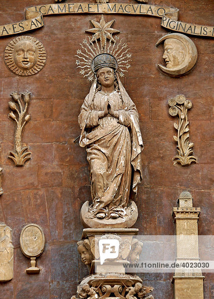 Skulptur der Jungfrau Maria mit Mariensymbolen  Sonne  Zypresse  Lilie  Mond  Spiegel  Renaissance Hauptportal  Portal Major  Kathedrale La Seu  Palma de Mallorca  Mallorca  Balearen  Spanien  Europa