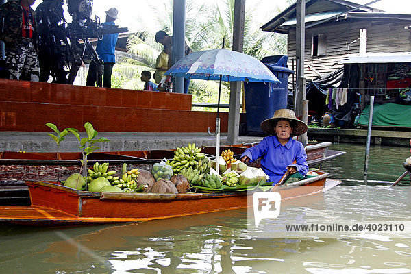 Obst und Gemüse Verkäuferin  Damnoen Saduak Floating Market  Flussmarkt  Bangkok  Thailand  Asien