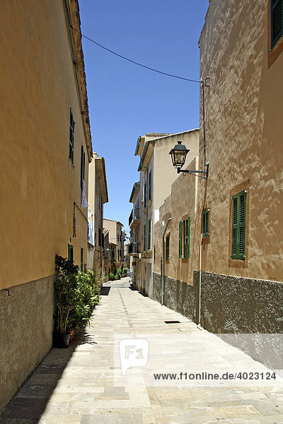 Schmale Straße  Altstadt  Alcudia  Mallorca  Balearen  Spanien  Europa