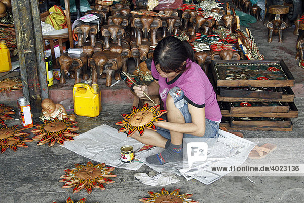 Junge Frau bemalt Holzartikel Souvenirladen San Kamphaeng nähe Chiang Mai Thailand Asien