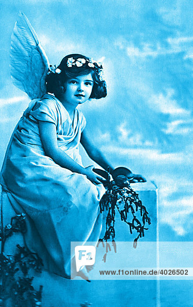 Mädchen als Engel mit Engelsflügel in Blau  Postkartenmotiv  um 1900