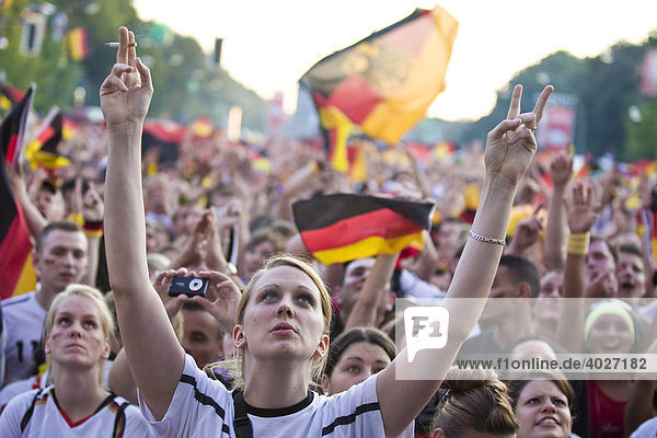Fans schauen das Finalspiel der Fußball EM auf der Berliner Fanmeile  Berlin  Deutschland  Europa