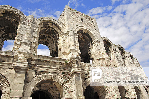 Römisches Amphitheater  genutzt als Stierkampfarena  Arles  Bouches-du-Rhone  Provence-Alpes-Cote d'Azur  Südfrankreich  Frankreich  Europa
