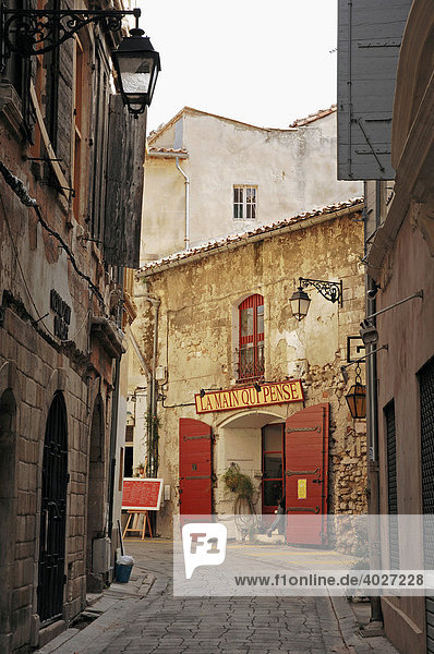 Geschäft in Gasse  Arles  Bouches-du-Rhone  Provence-Alpes-Cote d'Azur  Südfrankreich  Frankreich  Europa
