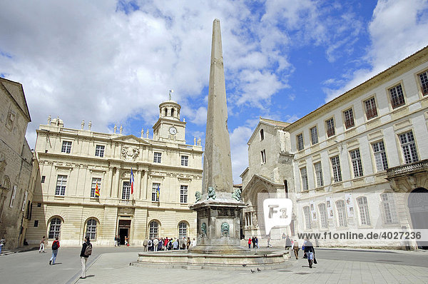Obelisk  Hotel de Ville  Rathaus und Kathedrale Saint Trophime  Place de la Republique  Arles  Bouches-du-Rhone  Provence-Alpes-Cote d'Azur  Südfrankreich  Frankreich  Europa