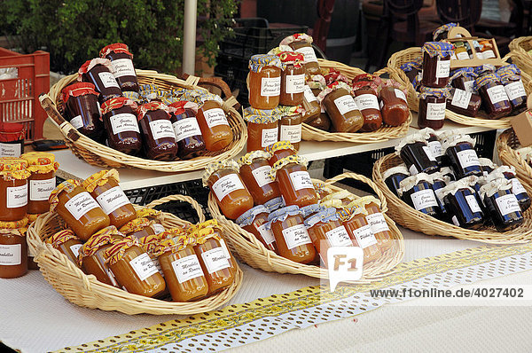 Marktstand mit Marmelade  Sault  Vaucluse  Provence-Alpes-Cote d'Azur  Südfrankreich  Frankreich  Europa