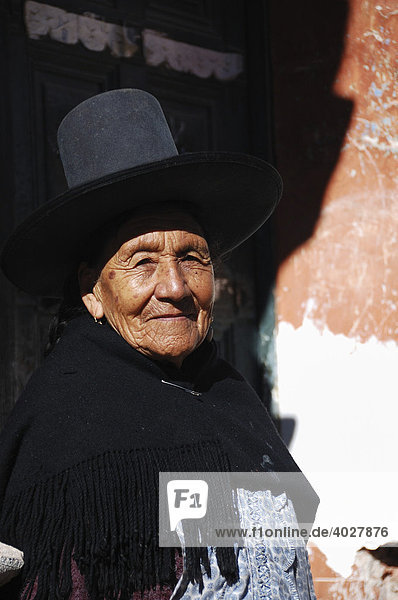 Old woman in traditional dress with felt hat  Potosi  Bolivia  South America