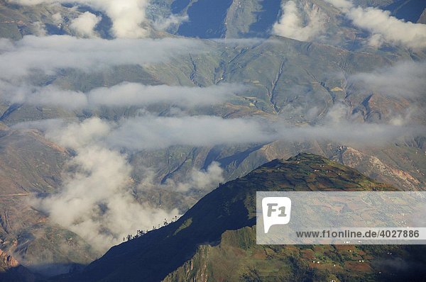 Vorgebirge in den Wolken  von Laguna Chillata aus gesehen  in der Nähe von Berg Illampu  Bolivien  Südamerika