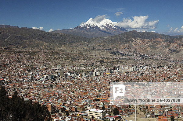 La Paz  dahinter Berg Illimani  von El Alto aus gesehen  Bolivien  Südamerika
