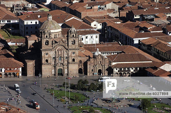 Sicht auf Plaza de Armas mit La Compañía de Jesús Kirche  Cusco  Peru  Südamerika