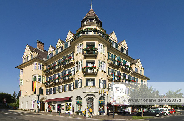 Klassisches Gebäude in Wörthersee-Architektur in Velden am Wörthersee  Kärnten  Österreich  Europa