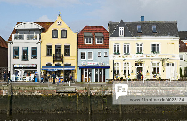 Alte Häuser am Binnenhafen in Husum  Nordfriesland  Schleswig-Holstein  Deutschland  Europa
