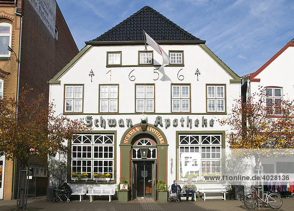 Schwan Apotheke in einem alten Haus von 1656  Altstadt von Husum  Nordfriesland  Schleswig-Holstein  Deutschland  Europa