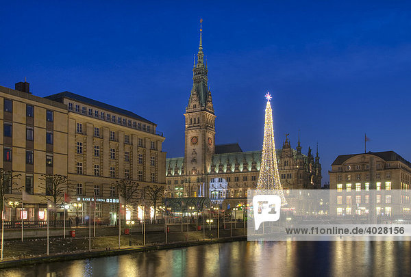 Hamburger Rathaus und kleine Alster mit Weihnachtsmarkt  Hamburg  Deutschland  Europa