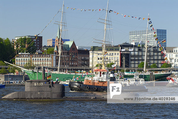 Schiffe auf dem Hafengeburtstag in Hamburg  Deutschland  Europa