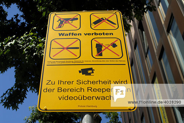 Waffenverbotsschild auf der Reeperbahn in Hamburg  Deutschland  Europa