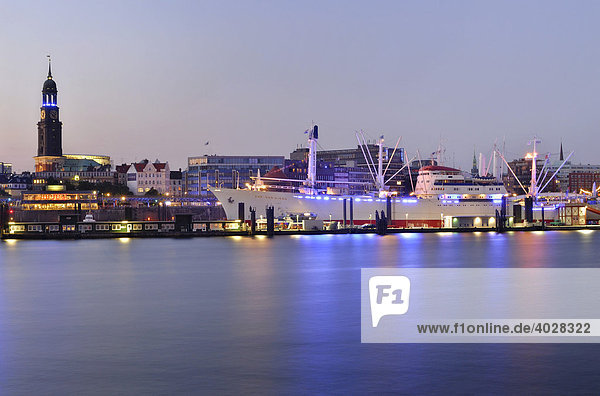 Lichtillumination Blue Port im Hamburger Hafen  Deutschland  Europa