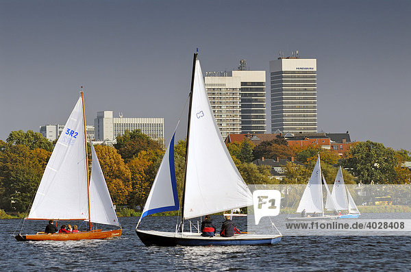 Segelboote auf der Außenalster in Hamburg  Deutschland  Europa