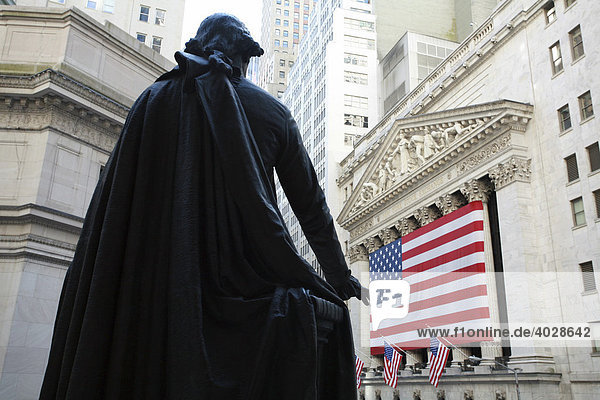 Rückseite der George-Washington-Statue vor der Federal Hall mit Blick auf die New York Stock Exchange  Wallstreet  Manhattan  New York City  USA