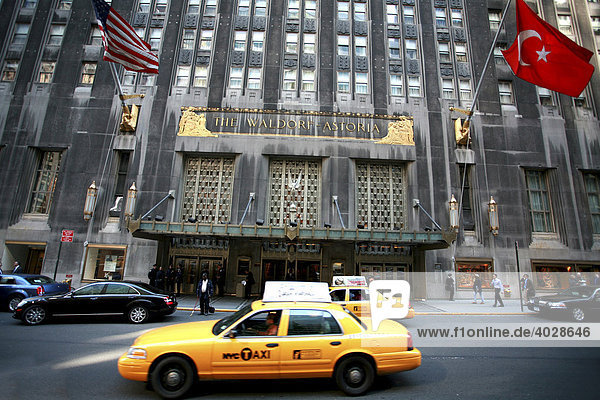 Taxi vor dem Luxus-Hotel Waldorf Astoria  Manhattan  New York City  USA