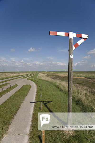 Einspuriger Plattenweg zur Hamburger Hallig Signal zeigt Ausweichstelle an Hamburger Hallig Nordfriesland Schleswig Holstein Deutschland Europa