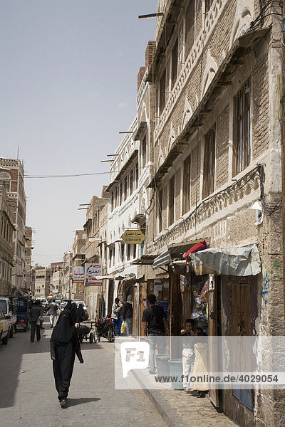 Historic centre  shopping street  buildings made of brick clay  San‘a’  UNESCO World Heritage Site  Yemen  Middle East