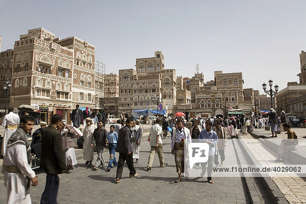 Suq  Lehmbauten  Händler  Platz am Bab El Yemen  Sana'a  Unesco Weltkulturerbe  Jemen  Naher Osten